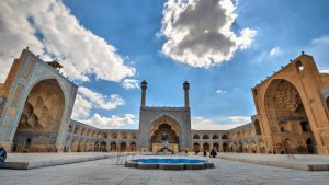 آغاز عملیات مرمت آرایه‌ های کاشی‌ کاری در گنبد مسجد جامع اصفهان