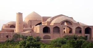 زلزله اردستان و زواره؛ آسیب به ۳۰ بنای تاریخی با معماری خشتی و گچی